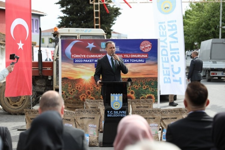  Silivri Belediyesi 90 çiftçiye 7 milyon TL'lik yerli ve milli ayçiçek tohumu desteği sağladı.




