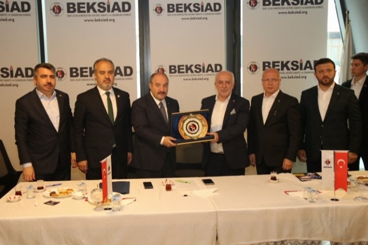  Bursa Sanayi ve Teknoloji Bakanı, Kent Ekonomisini Canlandırmak İçin Yerli Hazır Giyim Üreticileriyle Buluştu

