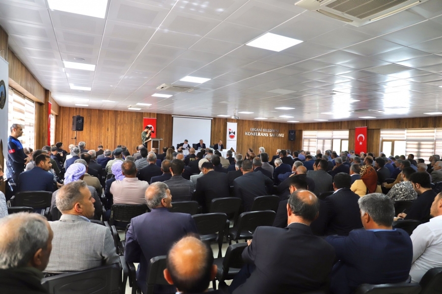 Diyarbakır Valisi ve Büyükşehir Belediye Başkan Vekili Su, Muhtarlarla bir araya geldi