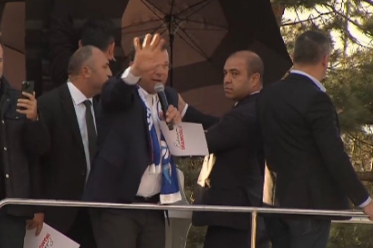 Ekrem İmamoğlu’nun Otobüsüne Taş ve Cisimler Fırlatıldı

