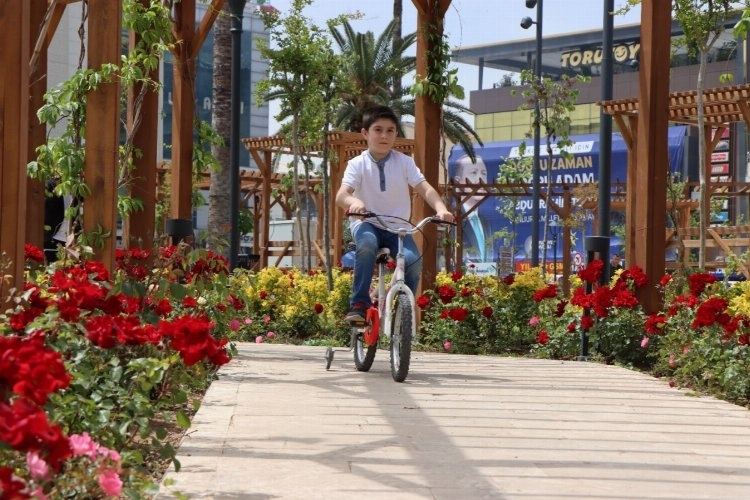 Şanlıurfa Büyükşehir Belediyesi’nden Kızılay Bahçesi’ne gül fidanı desteği
