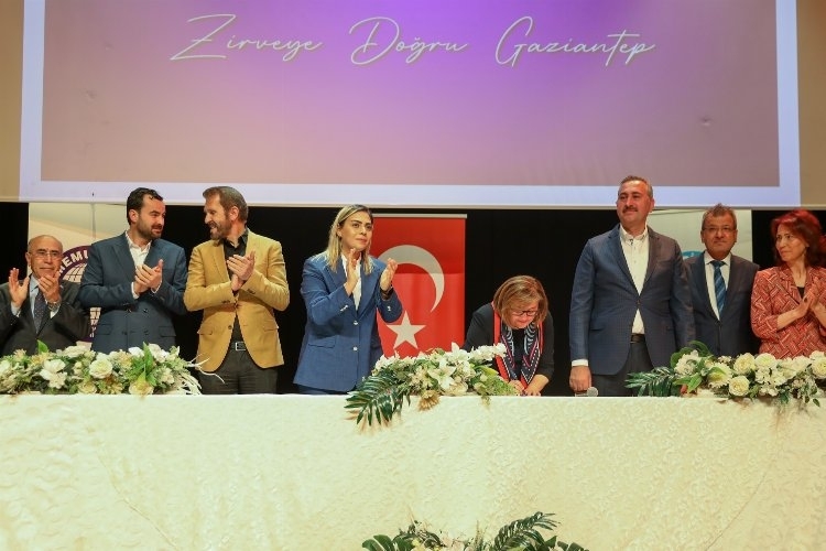 Fatma Şahin: “Çalışanın hakkını teslim etmemiz gerekiyor”
