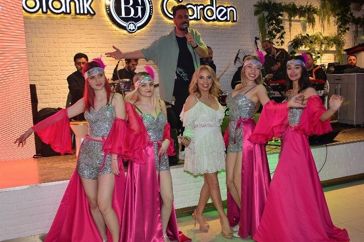 Bursalı kadınlar, hıdrellez gecesinde dilek ağacına çaput bağladı
