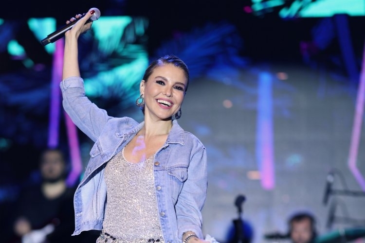 Gülben Ergen, Mersin’de 25 bin kişiye müzik ziyafeti sundu
