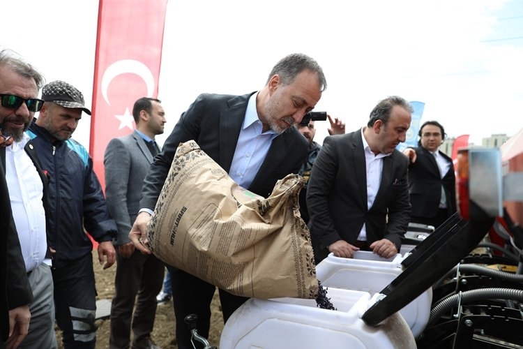 Silivri Belediyesi, milli hibrit ayçiçeği tohumuyla 15 bin ailenin sofrasına ulaşacak
