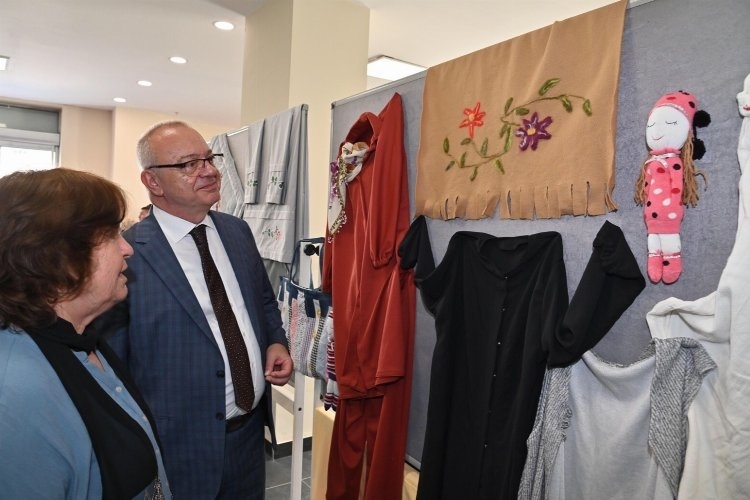 Başkan Ergün, MASMEK kursiyerlerinin açtığı sergiyi gezdi.