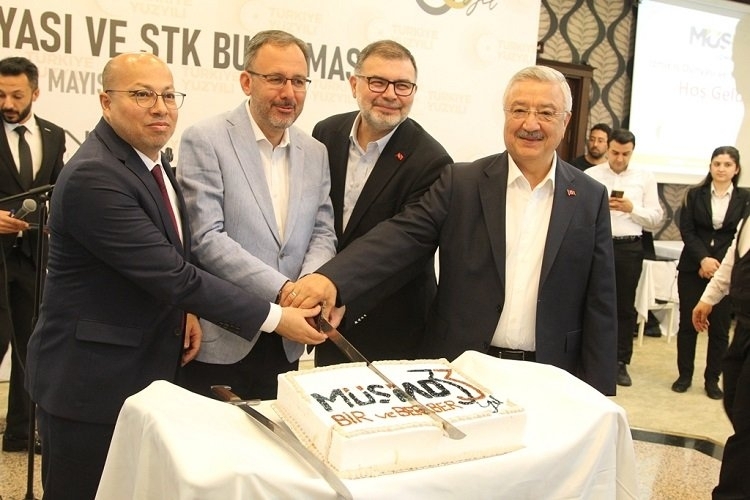 MÜSİAD İzmir 33 yılını kutladı: Bakan Kasapoğlu da programa katıldı

