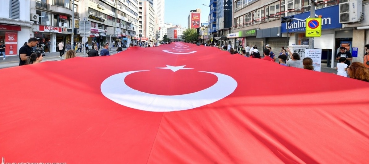 İzmir Halkı, Geleneksel Zafer Yürüyüşü'nde Bir Araya Geldi