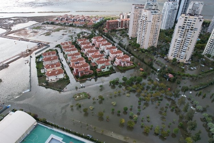 Şiddetli Yağışlar Sonrasında Deniz Taştı, İzmir Sular Altında Kaldı