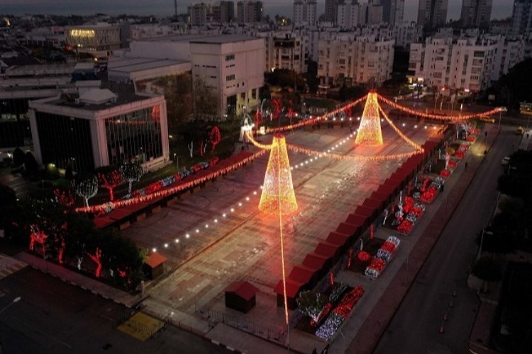 Antalya Muratpaşa'da Yeni Yıl Çarşısı Heyecanla Kapılarını Açıyor