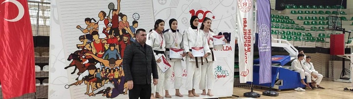 Kırık Koluna Rağmen Eda Demir, Mücadelede Birinci!