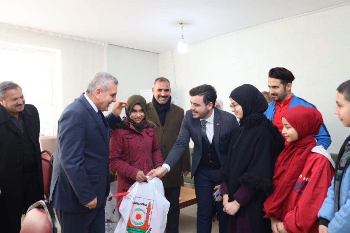 Başkan Beyazgül, Öğrencilerle Buluşarak Eğitim Seti Hediye Etti