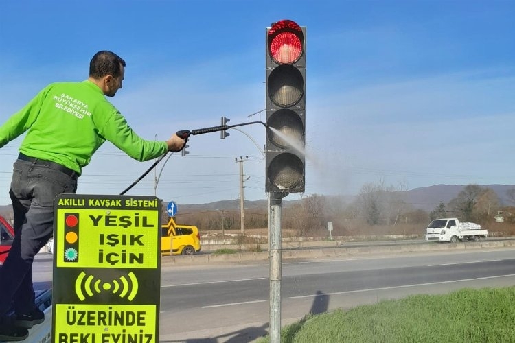 Sakarya'da Trafik Işıklarında Temizlik Çalışmaları Hız Kazandı
