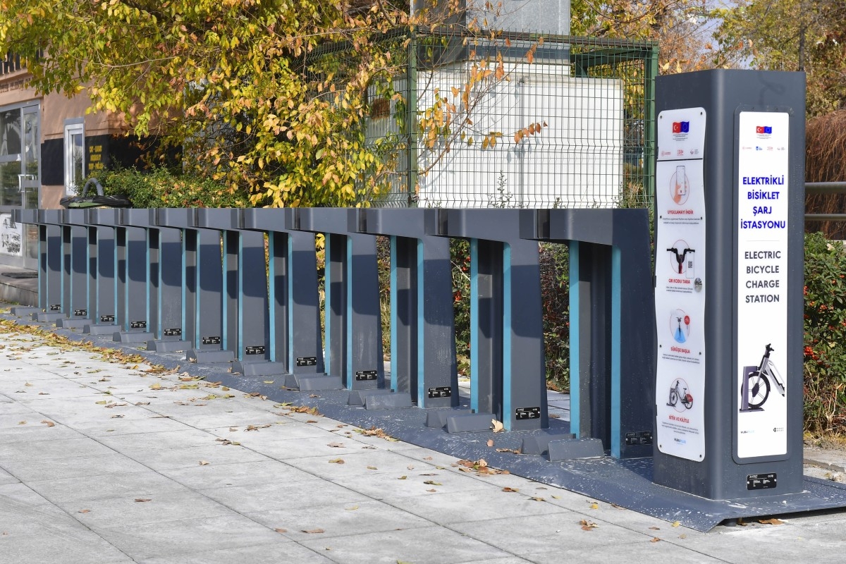 BÜYÜKŞEHİR BELEDİYESİ ELEKTRİKLİ BİSİKLET ŞARJ ÜNİTESİ KURULUMU’NA DEVAM EDİYOR