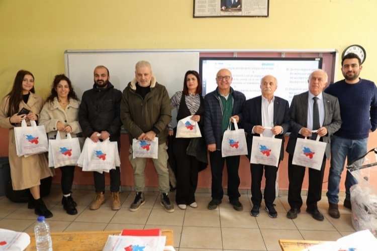 Gurbetçiler, Depremzedelerin Çocuklarına Sıcak Örgü Hediyeler Sunuyor