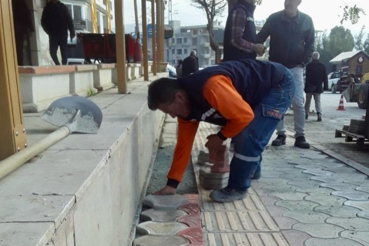  Hatay Büyükşehir Belediyesi, Depremden Etkilenen Yollarda Onarım Çalışmalarına Başladı

