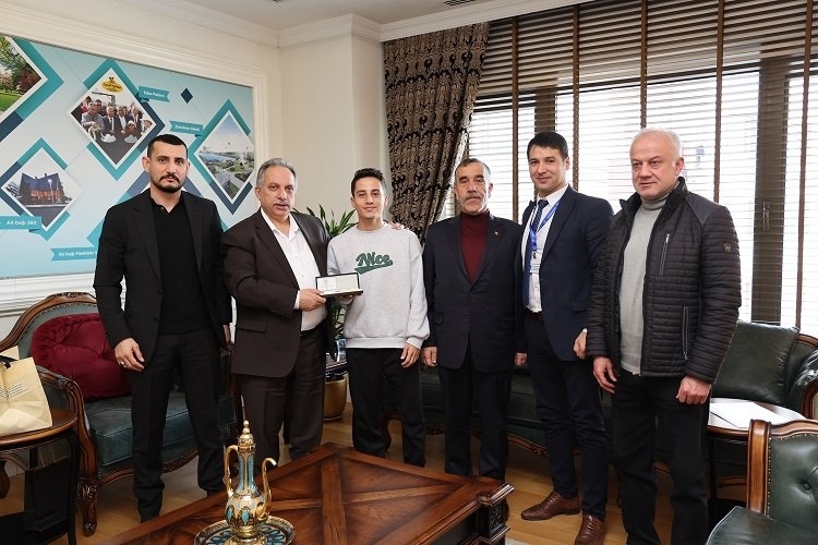 Kayseri'nin Şampiyon Boksörü, Başkan Yalçın'ı Ziyaret Etti