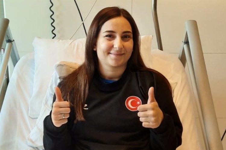 Milli Hentbolcu Beyza Karaçam, Ataşehir Hastanesi'nde Başarılı Bir Operasyon Geçirdi