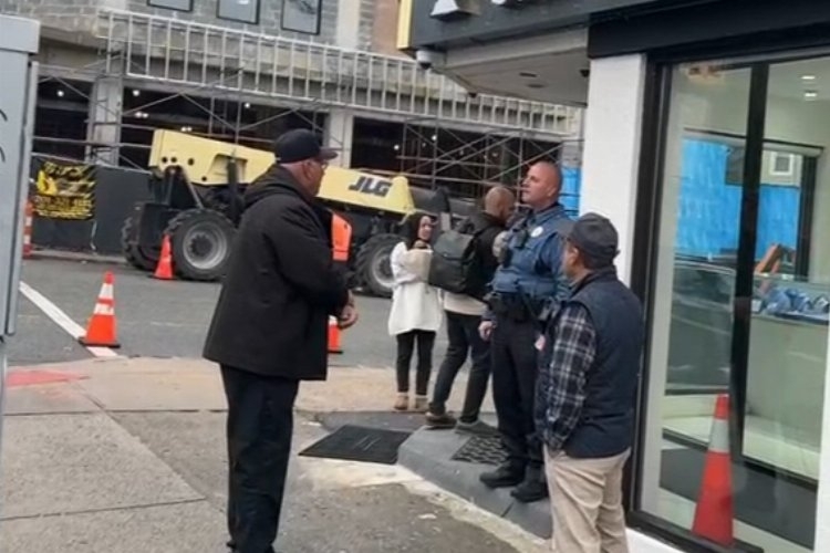 New York'ta Kuyumcuların Önünde Polis Nöbeti Başladı