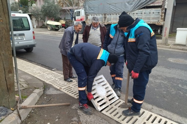 Salihli'de Yağmur Suyu Izgaralarının Temizliği İçin Çalışmalar Sürüyor