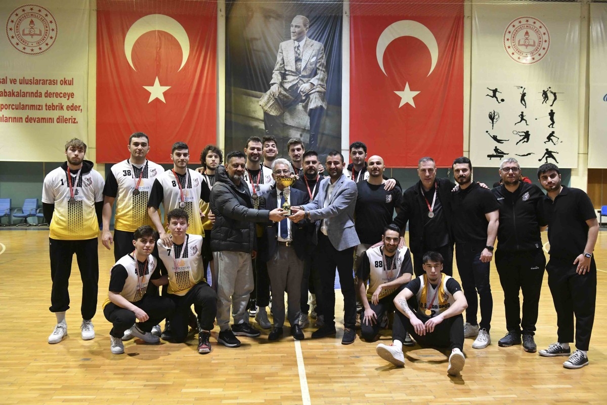 EGO SPOR ŞAMPİYONLUK KUPASINI KALDIRDI