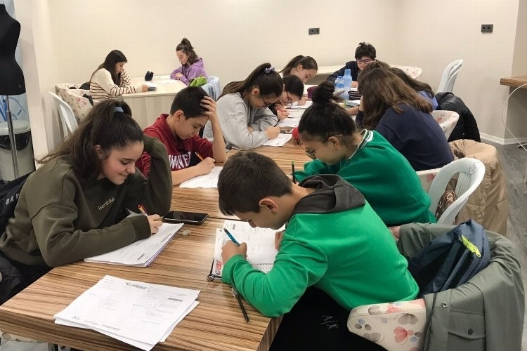İzmit Belediyesi Çınar Akademi, Yahya Kaptan'da LGS Hazırlık Kurslarına Başlıyor