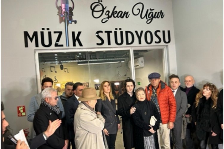 Özkan Uğur'un Müzik Stüdyosu İstanbul'da Açıldı: Sanat ve Yetenek Bir Araya Geldi