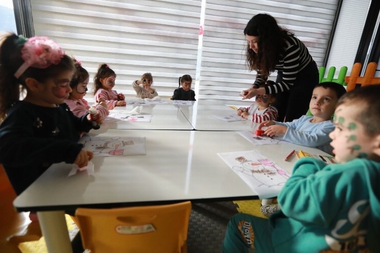 Efes Selçuk'ta Çocuklar Mutluluğun Tadını Çıkarırken, Aileler de Keyifli Anların Peşinde