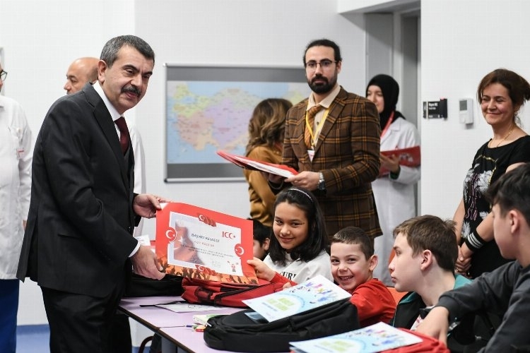  Milli Eğitim Bakanı Mahmut Tekin, Sincan'da Karne Dağıtım Törenine Katıldı