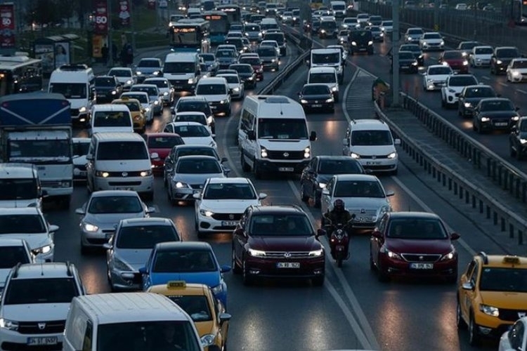 2023'te Türkiye'de Trafikteki Taşıt Sayısı Yüzde 80 Arttı, Otomobillerin Yüzde 66'sı Benzinli