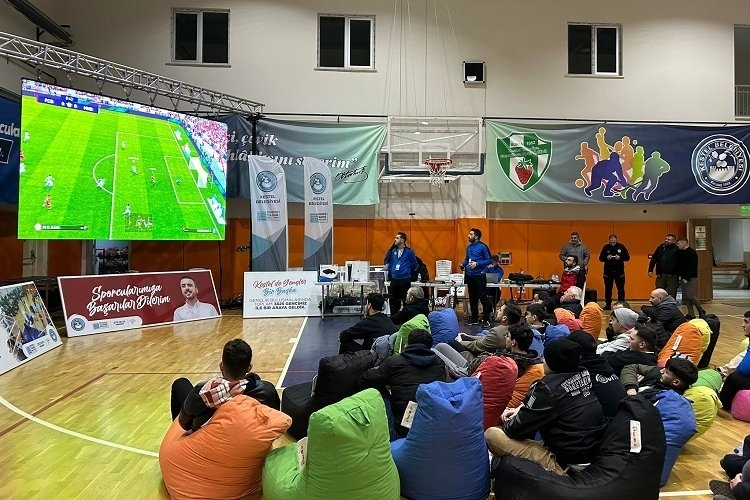 Kestel'de E-Spor Heyecanı: PES 2021 Turnuvasında Emre Ulaş Birinci