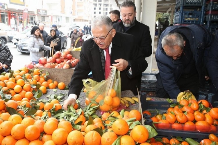 Başkan Büyükkılıç, Semt Pazarında Esnafın Yanında