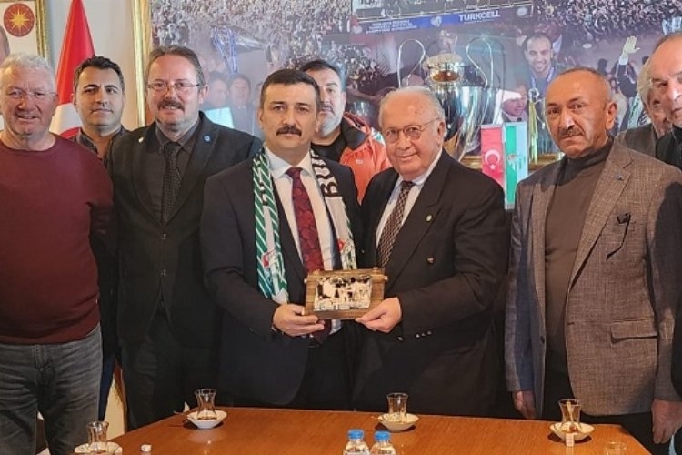 Selçuk Türkoğlu, Bursaspor'a Güçlü Desteğini Sürdürüyor