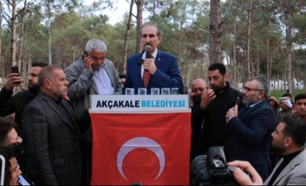 17 meclis üyesiyle birlikte Adalet ve Kalkınma Partisi'nden (AKP) istifa ettiğini açıkladı