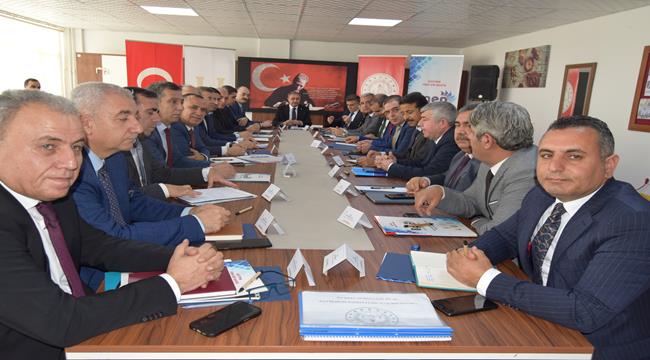 Şanlıurfa Valisi Hasan Şıldak, Eğitim Toplantısının Ardından Öğrencilerle Buluştu