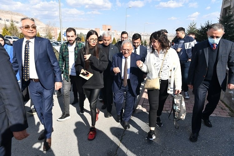 Öğrencilerle İç İçe Bir Başkan: Gençlik Buluşmaları Başlıyor