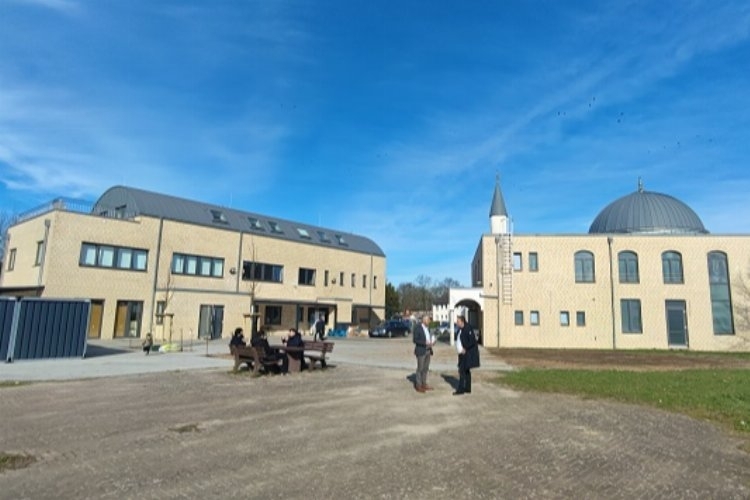 Almanya'da Uzun Süren Bir Projeye Dönüşen Cami İnşaatı