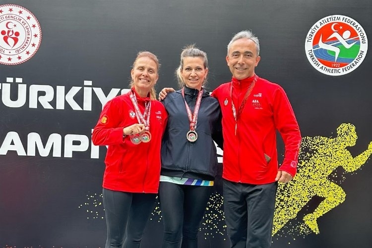İzmirli Öğretmenlerden Spor Arenasında Zafer