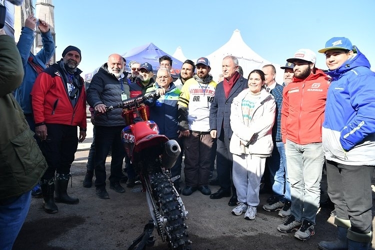Başkan Büyükkılıç, Dünya Snowcross Şampiyonası Açılış Seremonisi'nde Göz Kamaştırdı