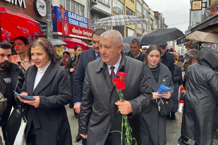 Sadık Güvenç, 8 Mart İçin 8 Bin Gülü  Dağıttı