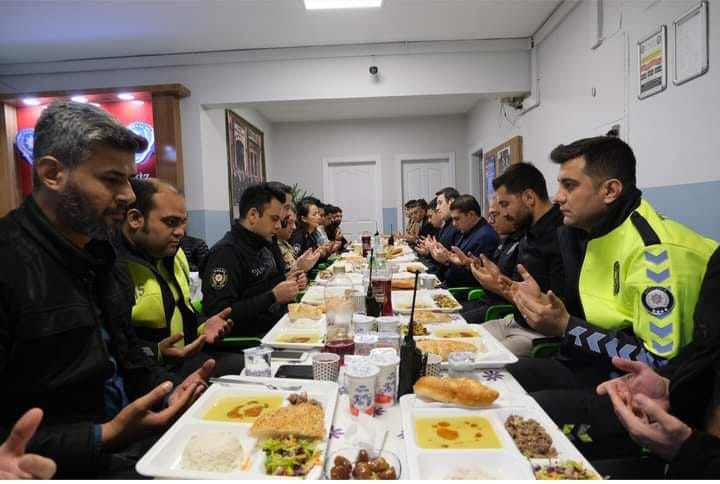 BİRECİK KAYMAKAMI MUSTAFA GÜRBÜZ, POLİSLERLE İFTAR YAPTI