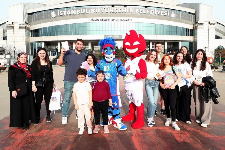 Basketbol Maçına Bilet Yerine Kitap Getirdiler