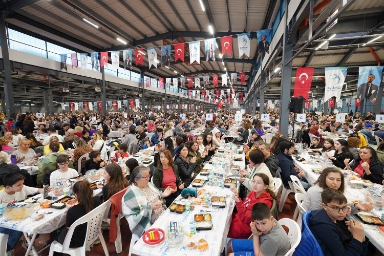 Beylikdüzü'nde Binlerce Kişi Toplu İftar Yemeğinde Buluştu