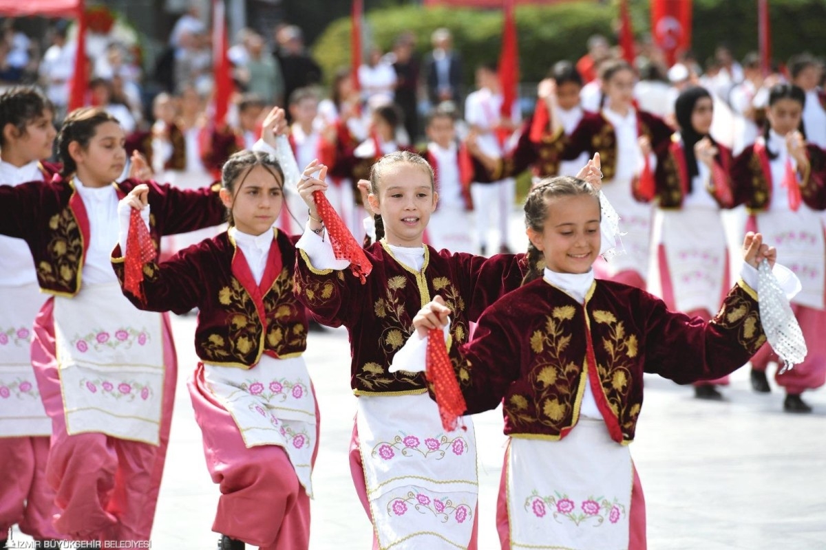 İzmir'de Cumhuriyet Meydanı çocukların gösterileriyle renklendi