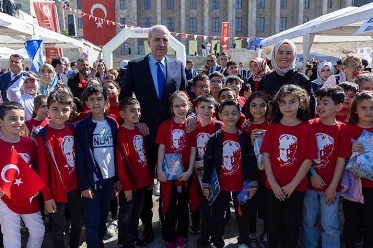 Meclis Başkanı Kurtulmuş, 23 Nisan Stantlarını Ziyaret Etti