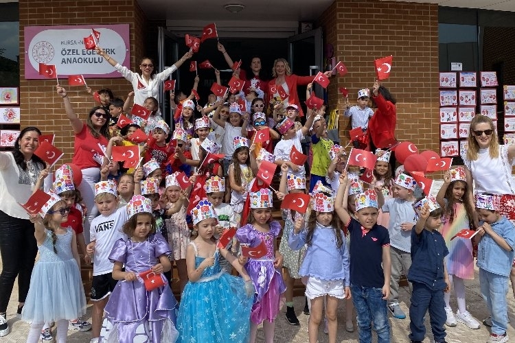 Karnaval Havasında Eğlence Dolu Bir Şenlik