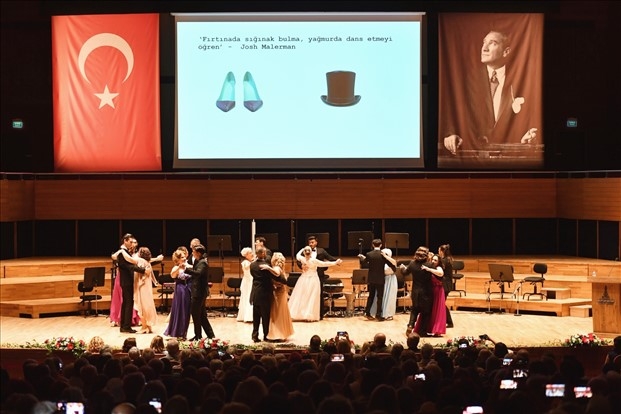 İzmir'deki Gençler Gösterileriyle İlgi Odağı Oldu