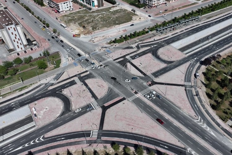 Konya'da Yeni Köprülü Kavşağın Üst Bölümü Hizmete Açıldı
