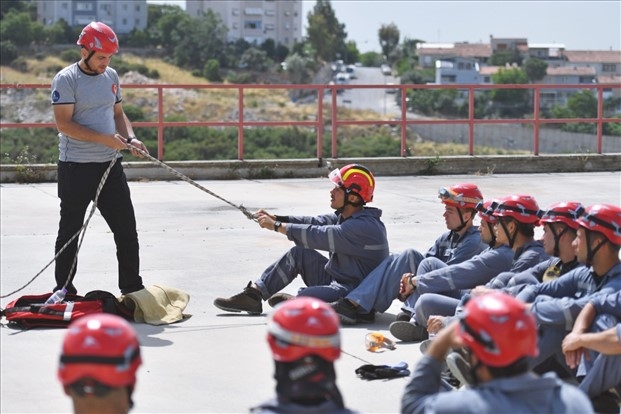 İzmir'in Genç İtfaiyecileri, Göreve Hazırlık İçin Sıkı Eğitimlerden Geçiyor