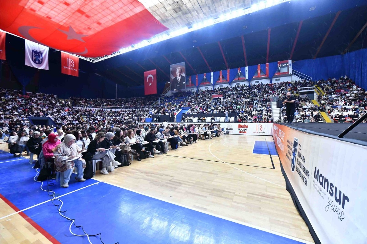 Mansur Yavaş, &Prime;KPSS Genel Tekrar Kampı&Prime;na Katılan Binlerce Adayla Buluştu